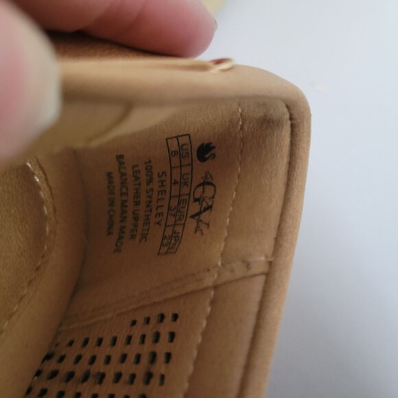 Gloria Vanderbilt Casual Tan Perforated Loafers With Bow 6 - Picture 5 of 7